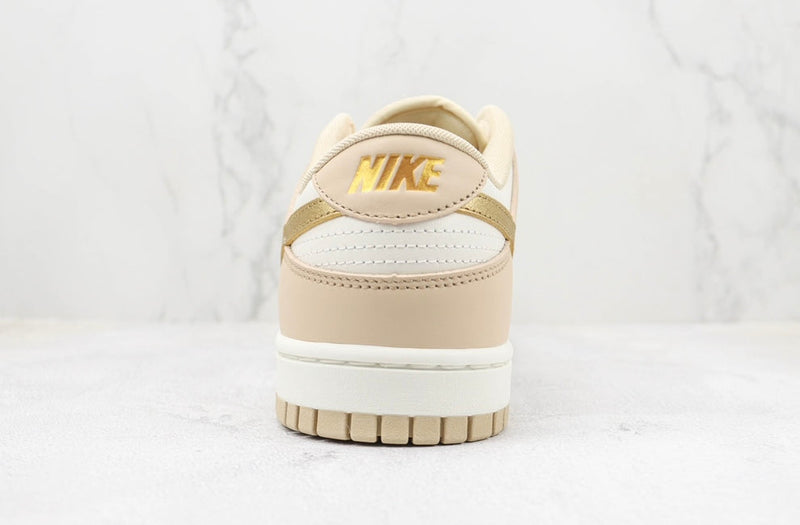 Tênis Nike Dunk Low ‘Metallic gold’