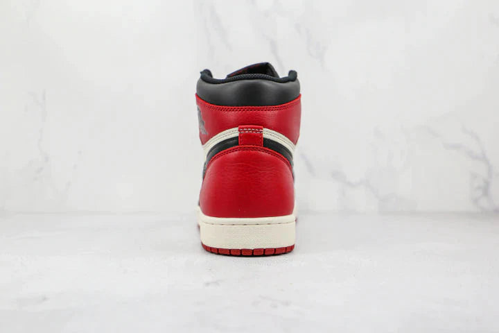 Tênis Nike Air Jordan 1 Retro High Bred Toe