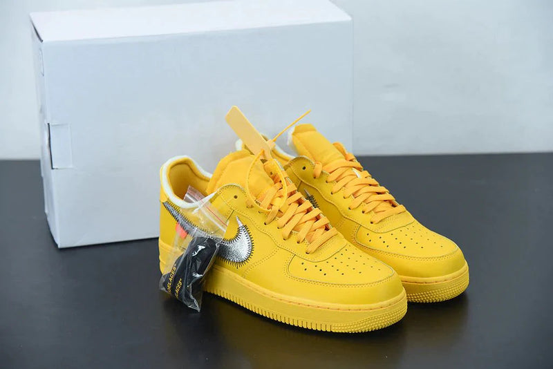 Tênis Nike Air Force 1 Low Off White University Gold Metallic Silver