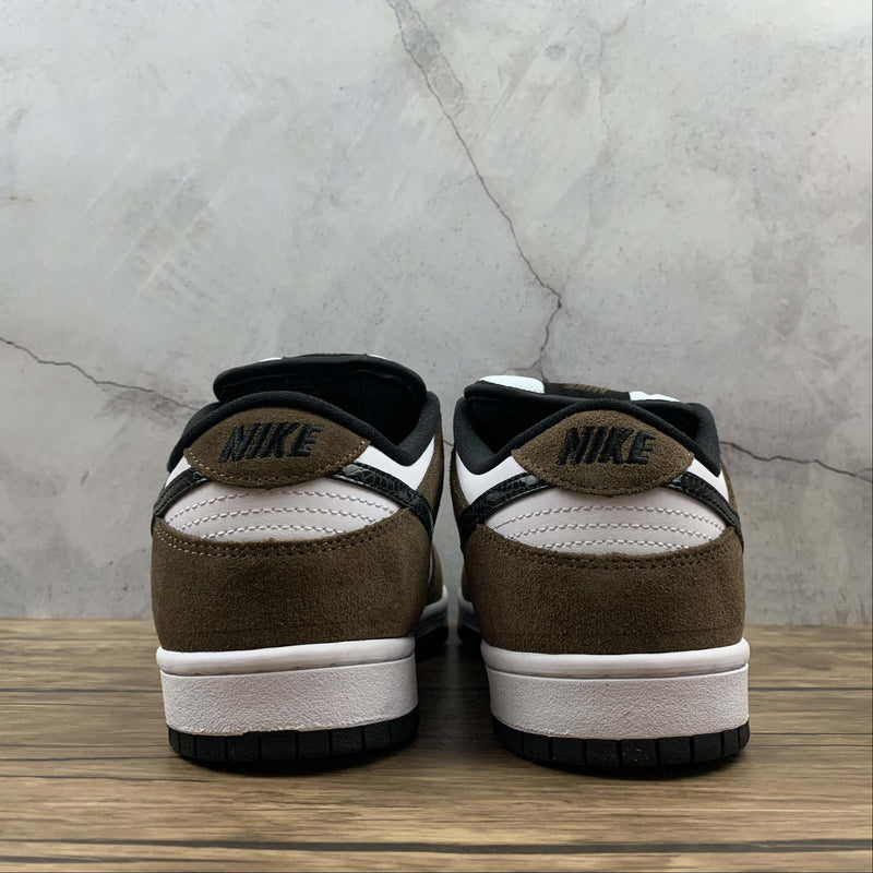 Tênis Nike SB Dunk Low White Black Trail End Brown