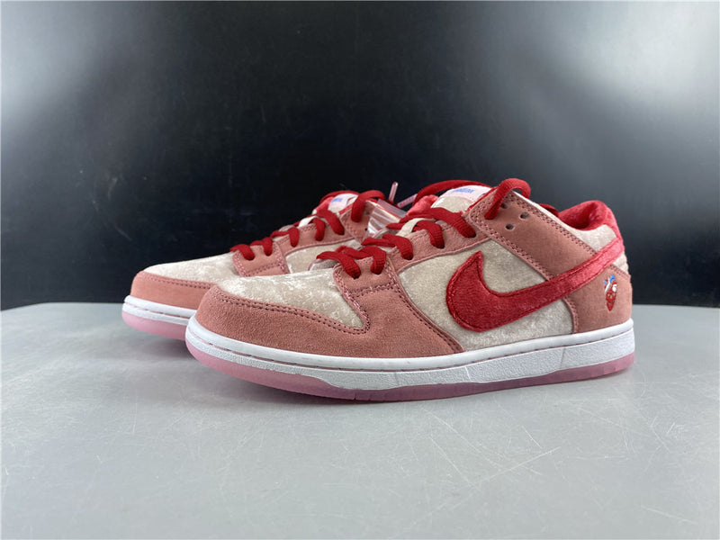 Tênis Nike SB Dunk Low Strangelove